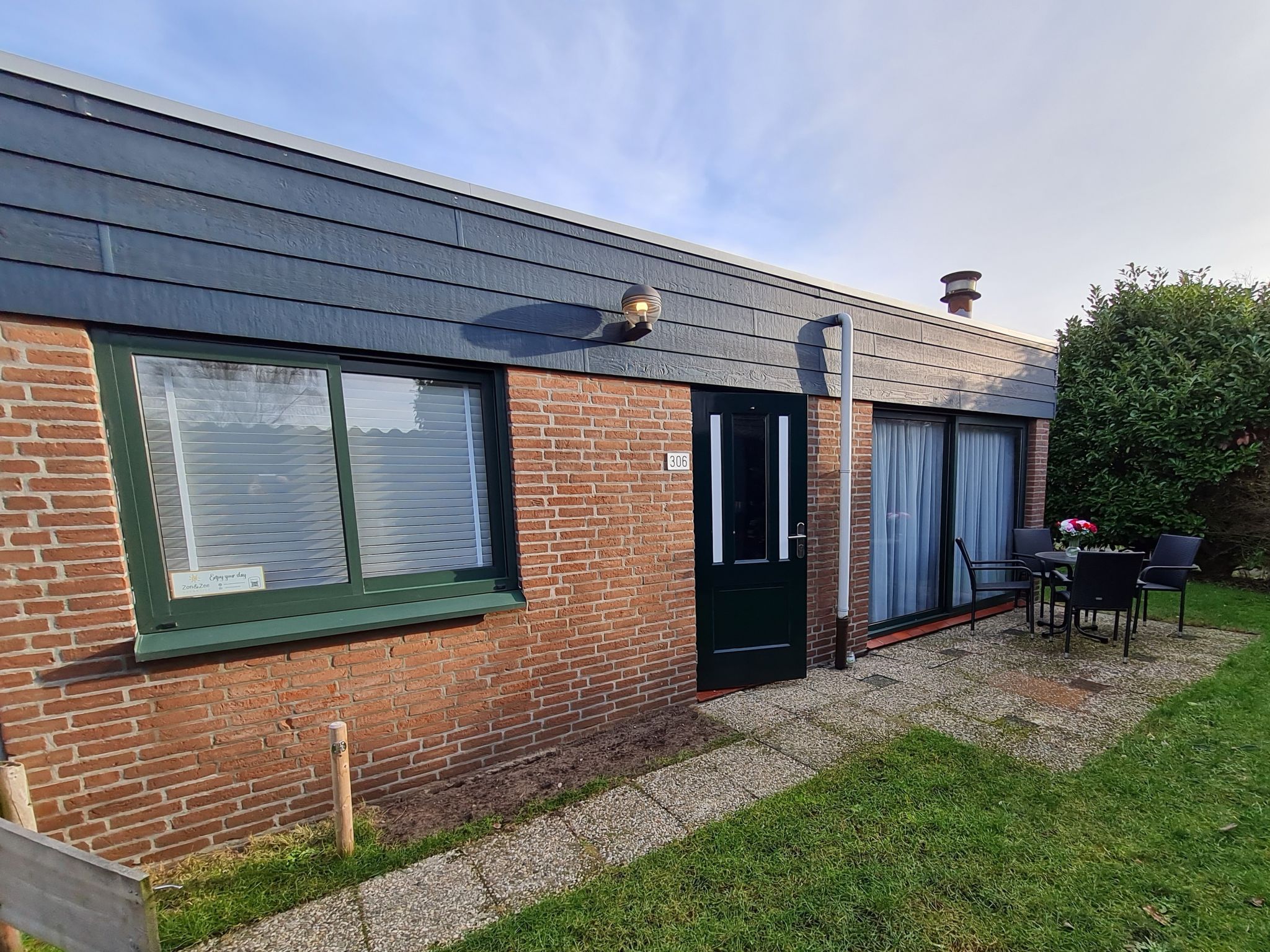 "Duinparel", bungalow 3-kamers 55 m2. Comfortabel ingericht: woon-/eetkamer met eettafel en Flatscreen TV. 2 kamers, elke kamer heeft 1 2-pers bed. Kleine keuken (4-pits kookplaat, waterkoker, elektri..