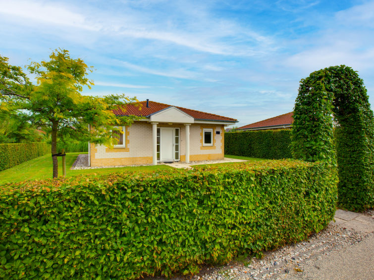 "Quadrato", 4-Zimmer-Bungalow 85 m2. Komfortabel eingerichtet: Eingang mit sep. WC. Wohn-/Esszimmer mit Esstisch, TV und Internationale TV-Sender (Flachbildschirm). Ausgang zum Garten, zur Terrasse. 1..