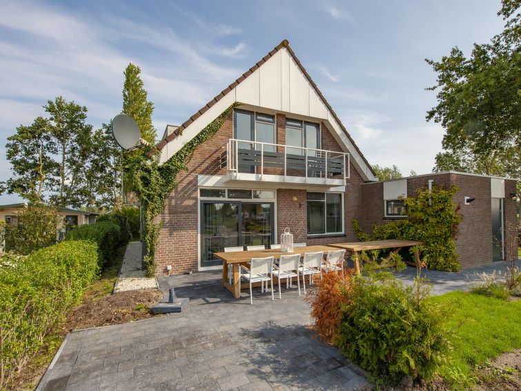 "Groepsaccommodatie 12", 6-Zimmer-Haus 186 m2 auf 2 Stockwerken. Modern und gemütlich eingerichtet: Wohn-/Esszimmer mit Esstisch und TV. Ausgang zur Terrasse. 2 Zimmer, jedes Zimmer mit 2 Betten. Off..