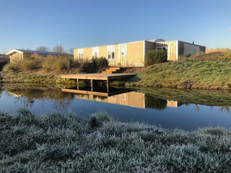 "De Duinpan 12", bungalow 7-kamers 177 m2. Gezellig en met veel hout ingericht: woonkamer met TV. Uitgang naar het terras. 4 kamers, elke kamer heeft 2 bedden. 2 kamers, elke kamer heeft 2 x 2 stapelb..