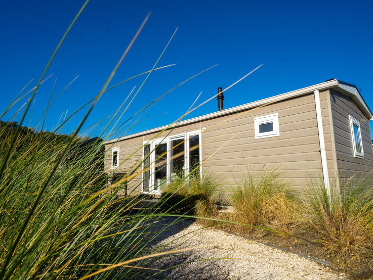 "Berkel 4", 3-Zimmer-Bungalow 50 m2. Zweckmässig und mit viel Holz eingerichtet: Wohn-/Esszimmer mit Esstisch und TV. Ausgang zur Terrasse. 2 Zimmer, jedes Zimmer mit 2 Betten. Kochnische (4 Flammen,..