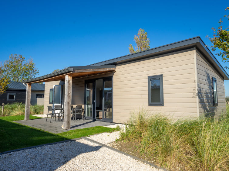 "Pavilion 5", bungalow 4-kamers 75 m2. Doelmatig en modern ingericht: woon-/eetkamer met eettafel en TV. Uitgang naar het terras. 1 kamer met 1 2-pers bed. 1 kamer met 1 bed. 1 kamer met 1 x 2 stapelb..