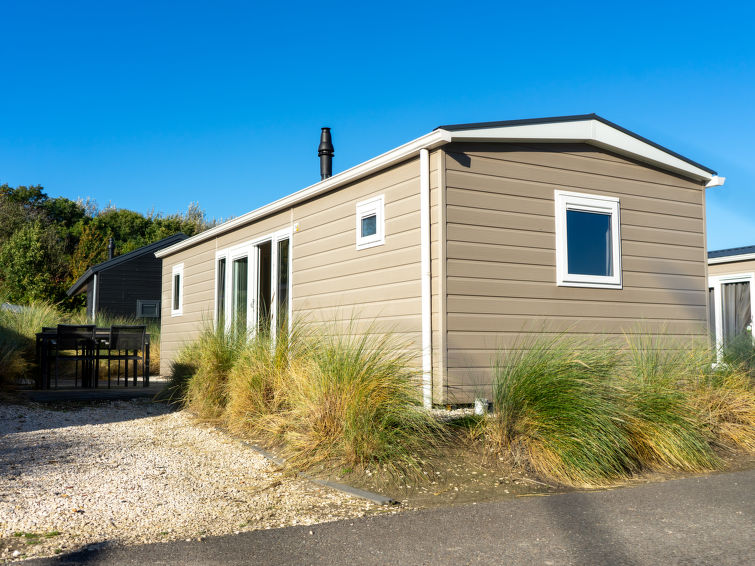 "Berkel 6", 4-Zimmer-Bungalow 40 m2. Zweckmässig und gemütlich eingerichtet: Wohn-/Esszimmer mit Esstisch und TV. Ausgang zur Terrasse. 3 Zimmer, jedes Zimmer mit 2 Betten. Kochnische (4 Flammen, Wa..