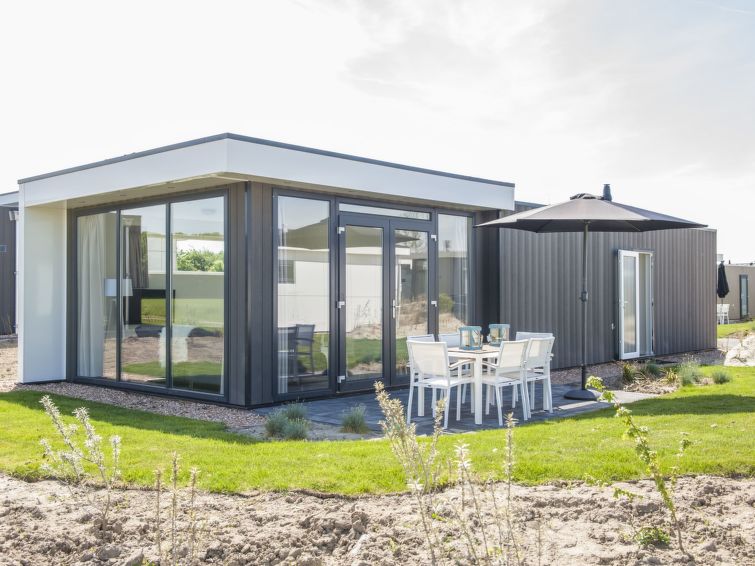 "Pavilion 6", 4-Zimmer-Bungalow 70 m2. Modern und gemütlich eingerichtet: Wohn-/Esszimmer mit TV. Ausgang zur Terrasse. 3 Zimmer, jedes Zimmer mit 2 Schlafmöglichkeiten. Offene Küche (Geschirrspül..