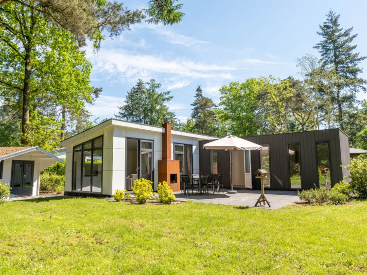 "L-Pavilion 6", 4-Zimmer-Bungalow 65 m2. Schön und gemütlich eingerichtet: Wohn-/Esszimmer mit Esstisch und TV. Ausgang zur Terrasse. 3 Zimmer, jedes Zimmer mit 2 Betten. (Geschirrspüler, 2 Flammen..