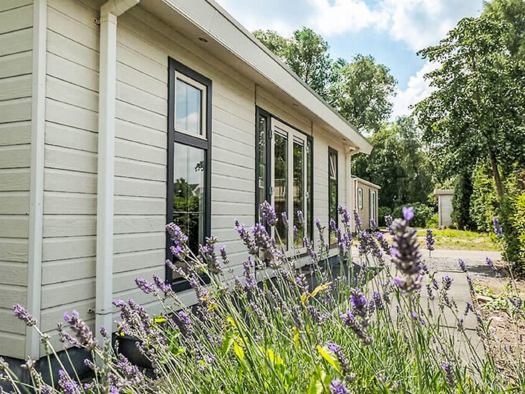 "Hackfort 4", chalet 3-kamers 70 m2. Comfortabel ingericht: woon-/eetkamer met eettafel, Flatscreen TV en elektrische kachel. Uitgang naar het terras. 2 2-pers. kamers, elke kamer heeft 2 bedden. Open..