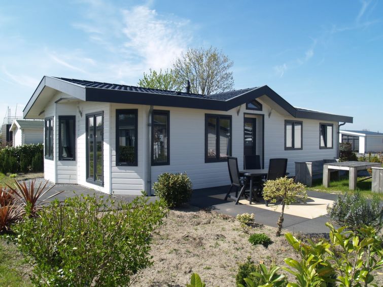 "Hackfort 6", chalet 4-kamers 75 m2. Comfortabel ingericht: woon-/eetkamer met eettafel, Flatscreen TV en elektrische kachel. Uitgang naar het terras. 3 2-pers. kamers, elke kamer heeft 2 bedden. Open..