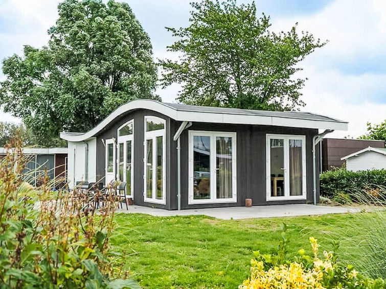 "Pavilion 6", chalet 4-kamers 70 m2. Comfortabel ingericht: woon-/eetkamer met eettafel, Flatscreen TV en elektrische kachel. Uitgang naar het terras. 3 2-pers. kamers, elke kamer heeft 2 bedden. Open..