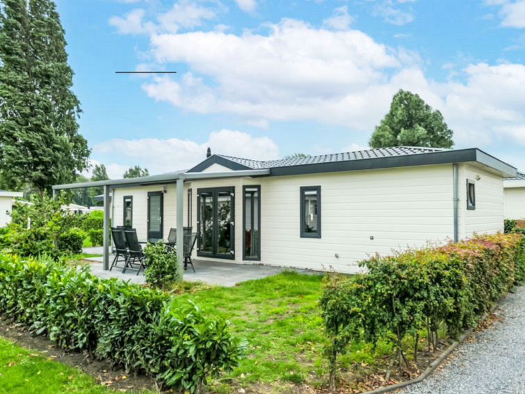 "Velthorst 6", chalet 4-kamers 70 m2. Comfortabel ingericht: woon-/eetkamer met eettafel, Flatscreen TV en elektrische kachel. Uitgang naar het terras. 3 2-pers. kamers, elke kamer heeft 2 bedden. Ope..