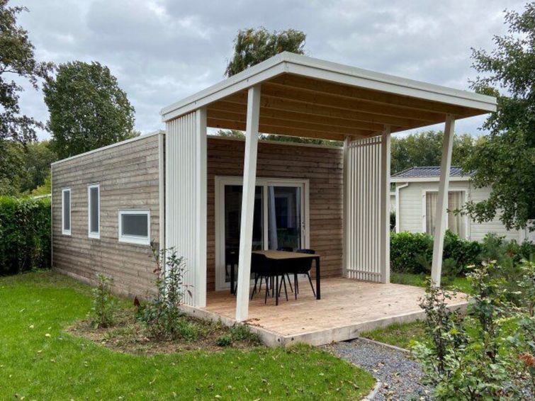 "Tiny Cottage 2+2", 3-Zimmer-Bungalow 31 m2. Objekt geeignet für 2 Erwachsene + 2 Kinder. Geschmackvoll eingerichtet: Wohn-/Esszimmer mit Esstisch und TV. Ausgang zur Terrasse. 1 Zimmer mit 2 Betten...