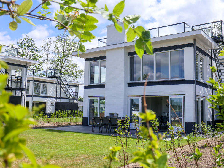 "Villa Meerzicht 10", 6-Zimmer-Villa 70 m2 auf 2 Stockwerken. Hell, modern und geschmackvoll eingerichtet: Wohn-/Esszimmer mit Esstisch und TV. Ausgang zur Terrasse. 1 Zimmer mit 2 Betten. Offene Küc..