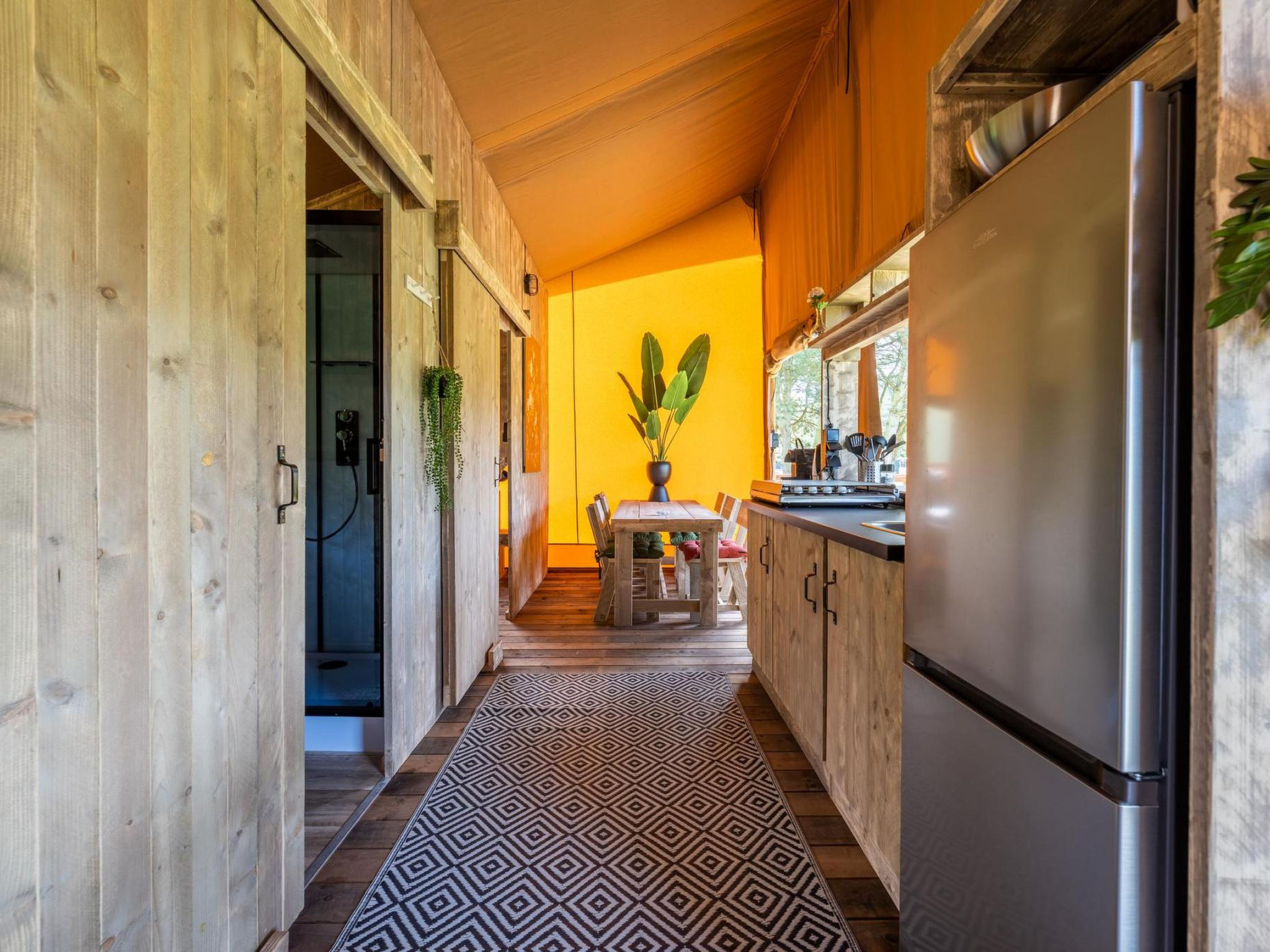 De Glamping - Sunny Lodge | 6p - Drinnen