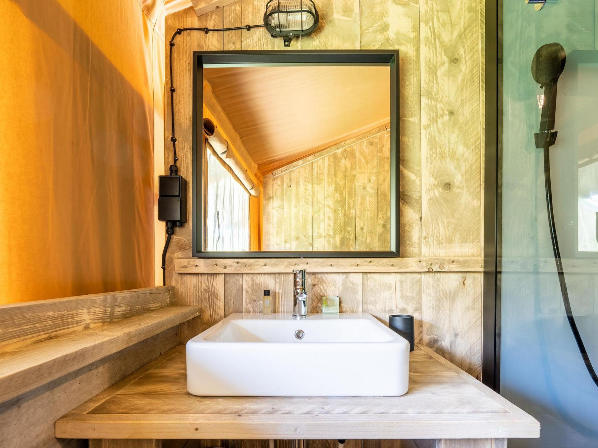 De Glamping - Sunny Lodge | 6p - Drinnen
