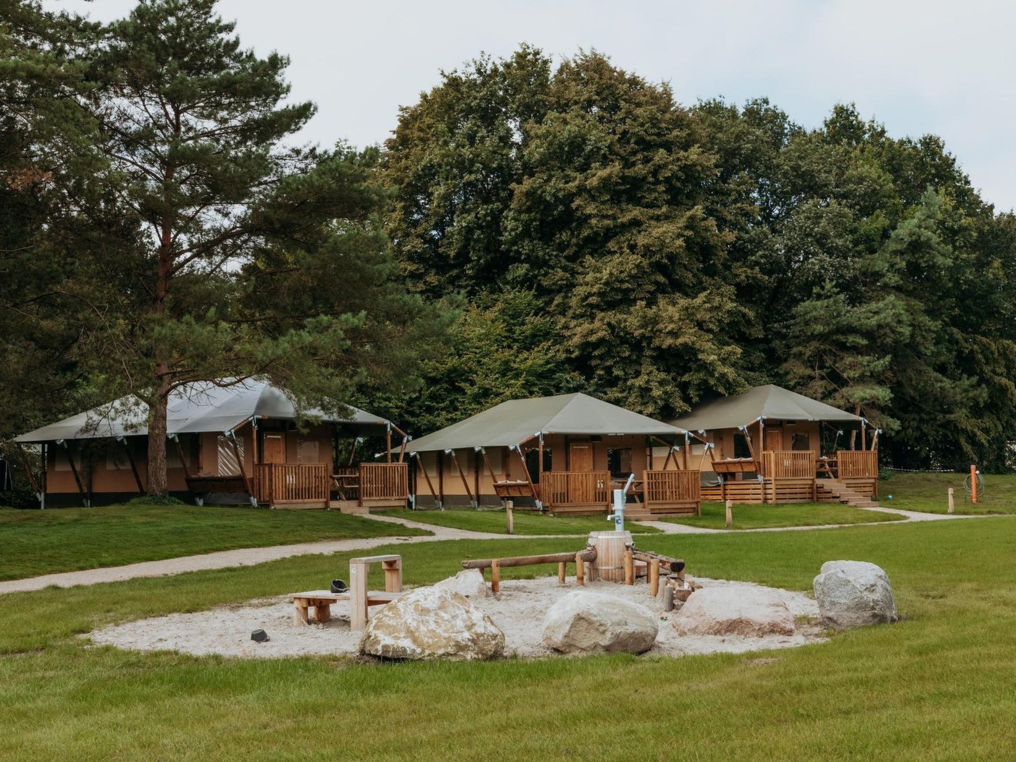 De Glamping - Trio Lodge | 18p - Draußen