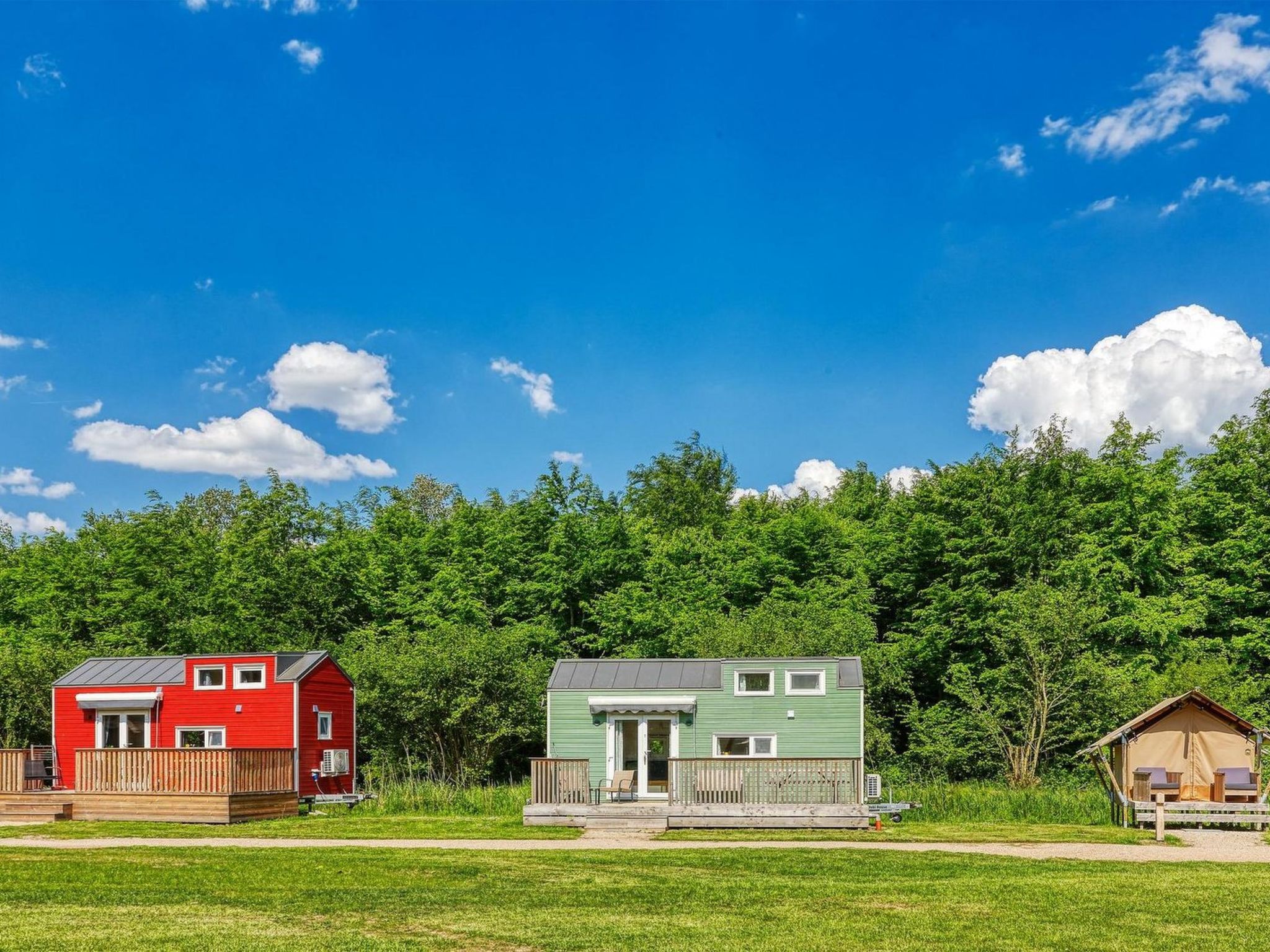 De Glamping - Tiny House rood | 5p - Buiten