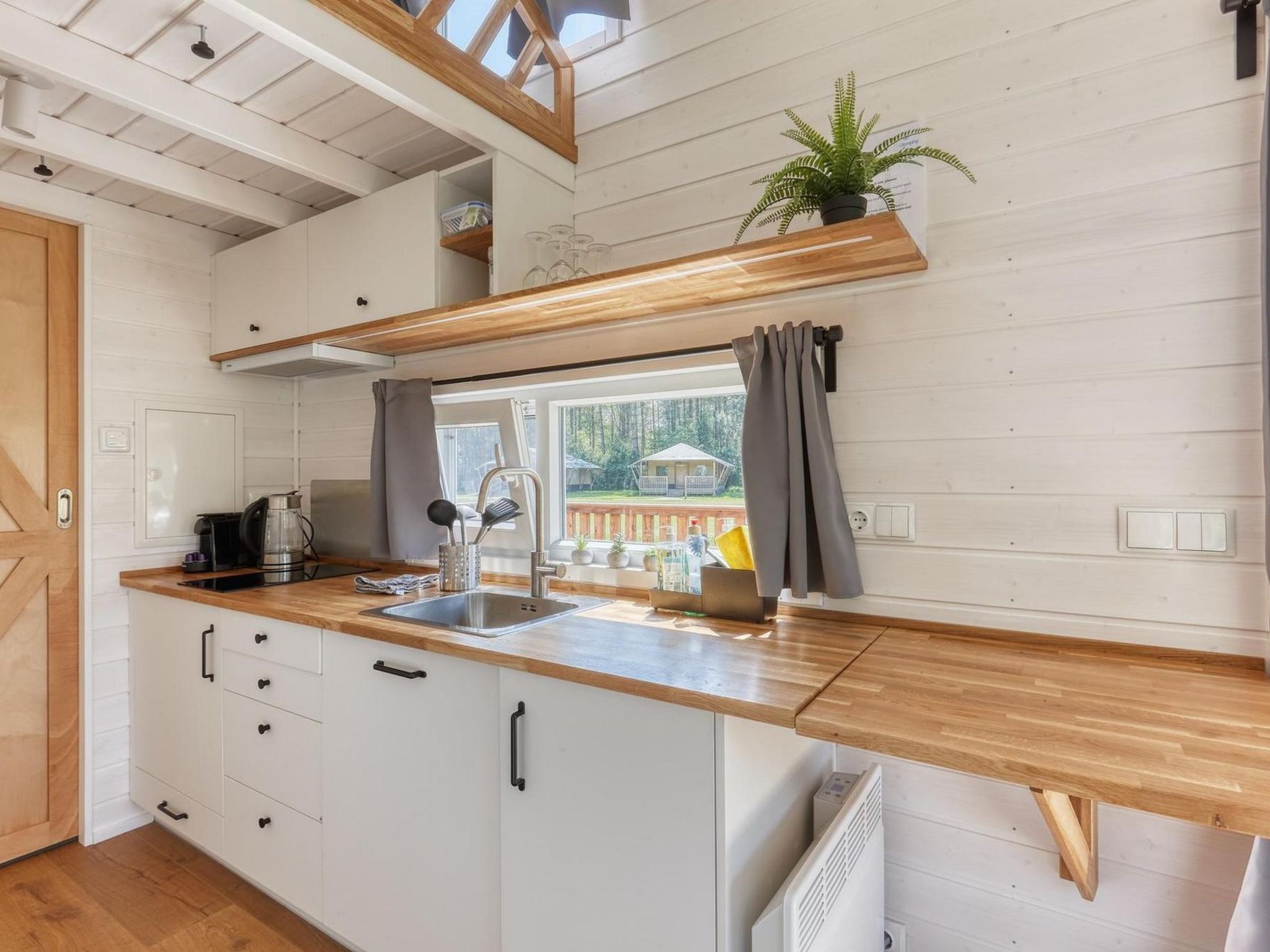 De Glamping - Tiny House rood | 5p - Buiten