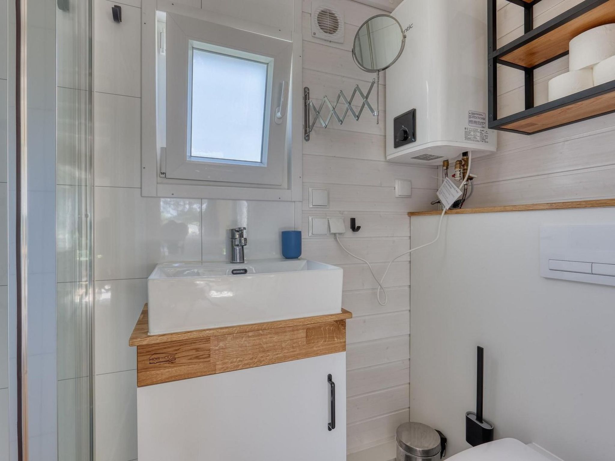 De Glamping - Tiny House rood | 5p - Buiten