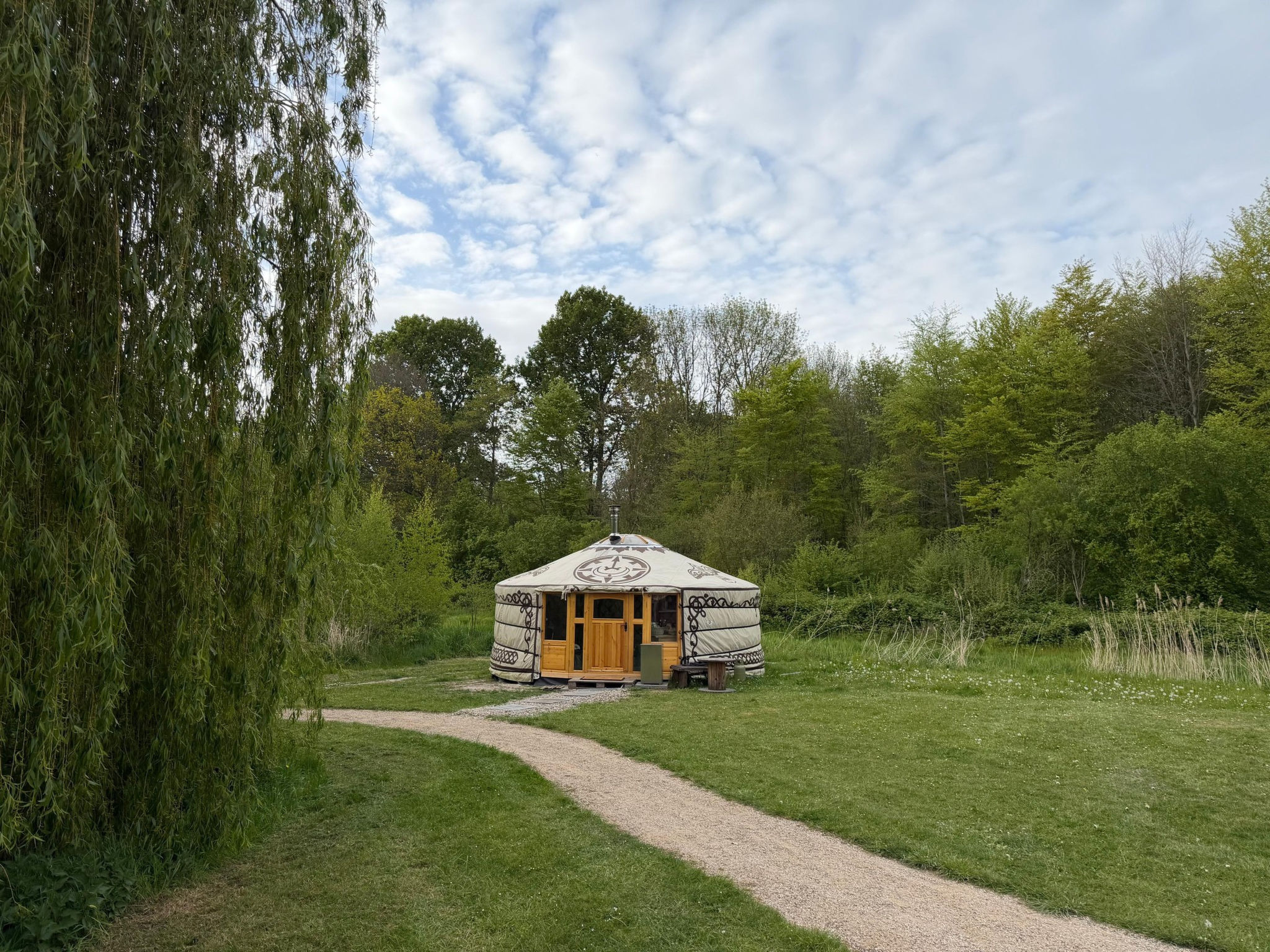 "De Glamping - Yurt | 3p", chalet 1-kamer 20 m2. Het objekt is geschikt voor 3 volwassenen. 1 kamer met 1 bed en 1 2-pers bed. Douche/WC. Terras 15 m2. Ter beschikking: Internet (WiFi, gratis). Niet r..