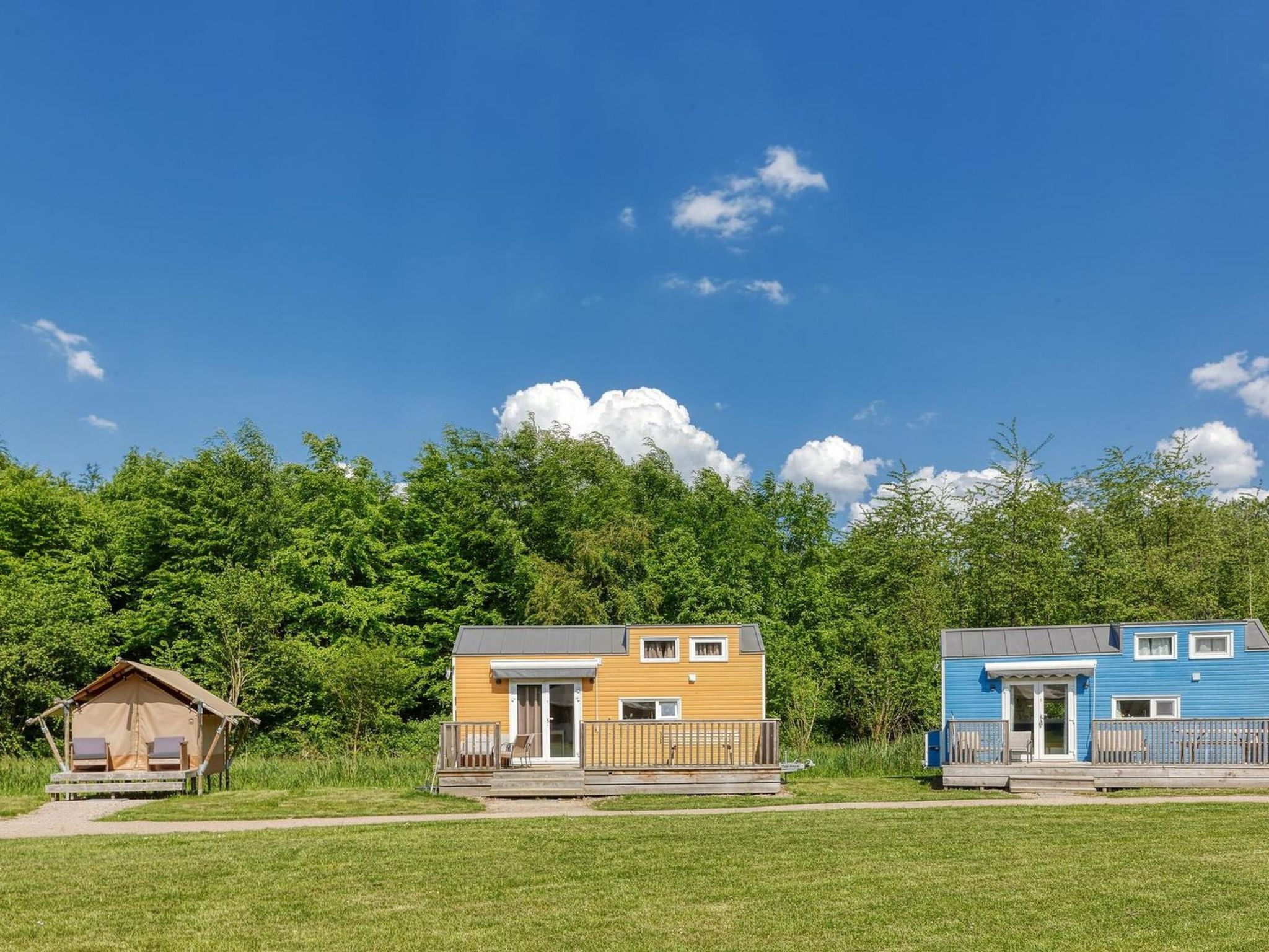 De Glamping - Gele Tiny House | 5p - Buiten
