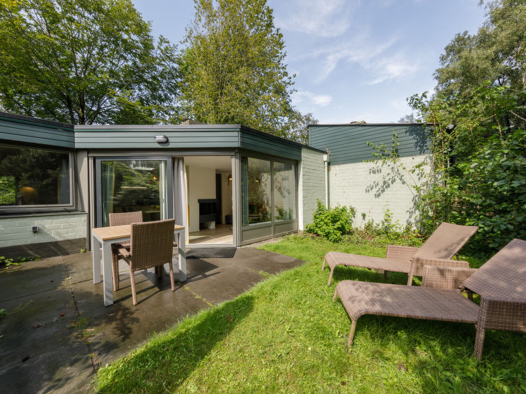 "VIP Cottage", 2-Zimmer-Reihenhaus 73 m2. Komfortabel eingerichtet: Eingang mit sep. WC. Wohn-/Esszimmer mit offenem Kamin, Esstisch und Flachbildschirm. Ausgang zur Terrasse. 1 Doppelzimmer mit 1 Dop..