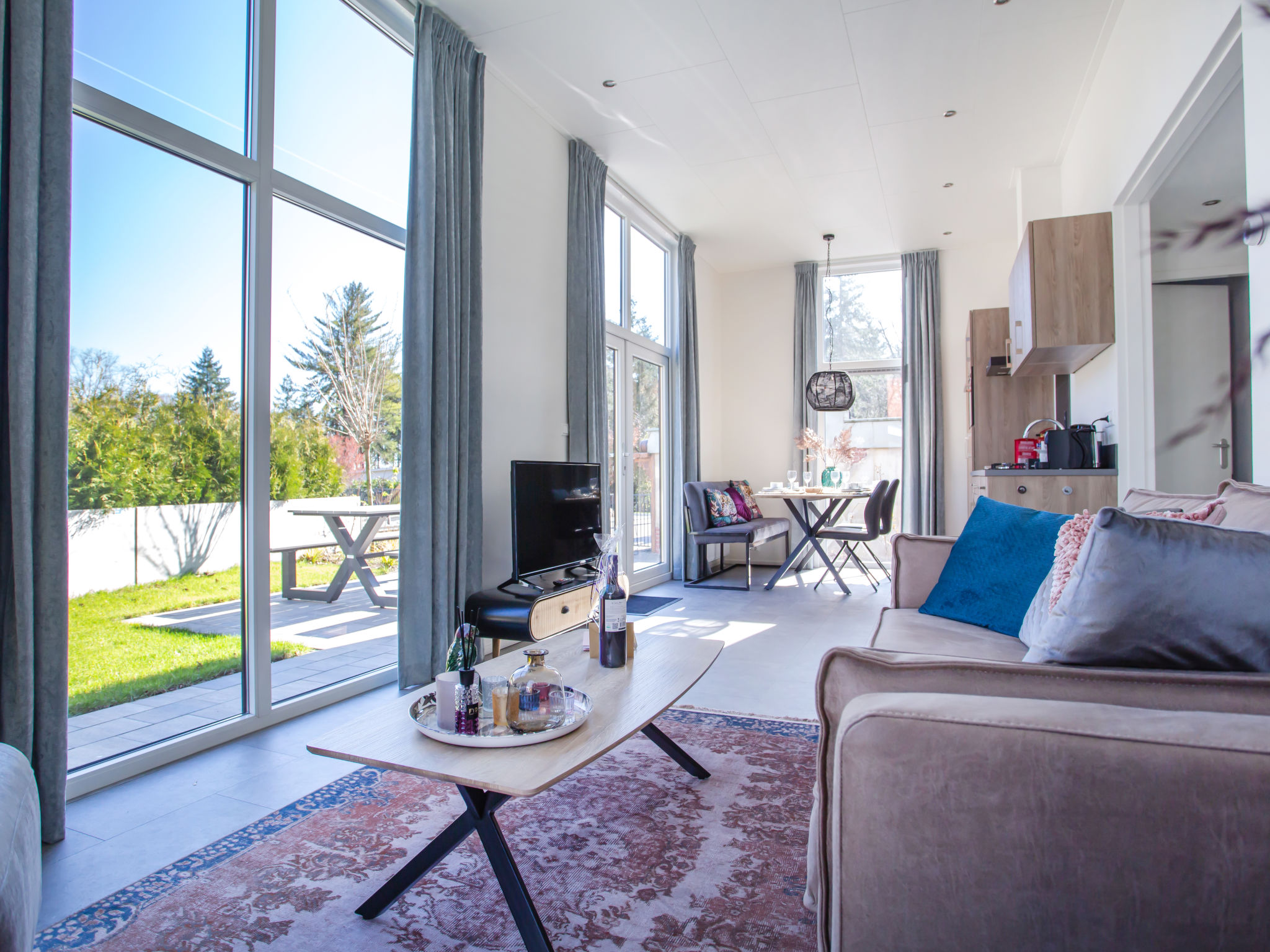 "Nature Lodge", 3-Zimmer-Chalet 50 m2. Komfortabel eingerichtet: Eingang mit sep. WC. Wohn-/Esszimmer mit Esstisch und Flachbildschirm. Ausgang zur Terrasse. 1 Doppelzimmer mit 2 Betten. 1 Doppelzimme..