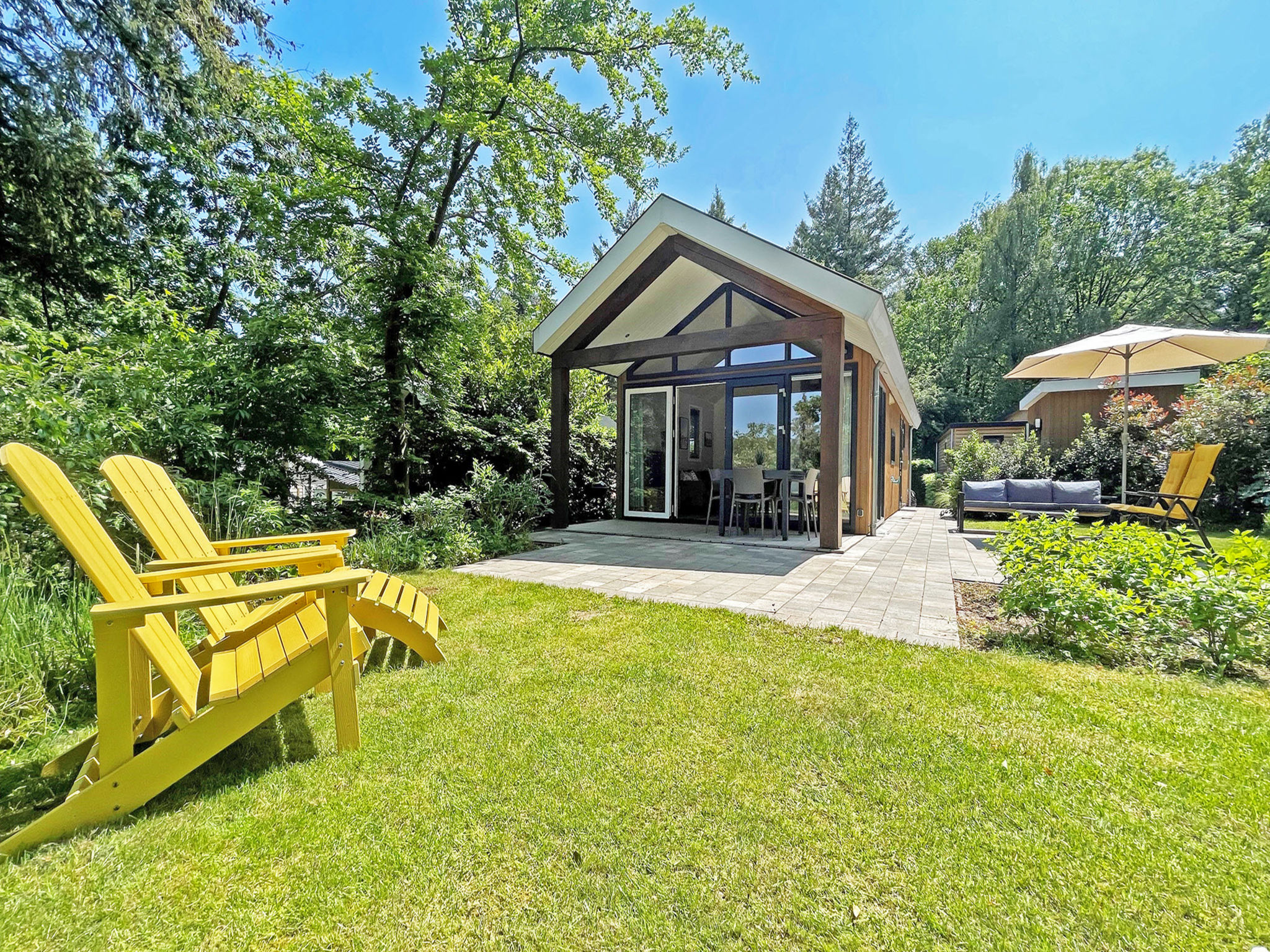 "Eco", 3-Zimmer-Landhaus 50 m2. Komfortabel eingerichtet: Wohn-/Esszimmer mit Esstisch und Flachbildschirm. Ausgang zur Terrasse. 1 Doppelzimmer mit 2 Betten. 1 Doppelzimmer mit 1 Doppelbett. Offene K..