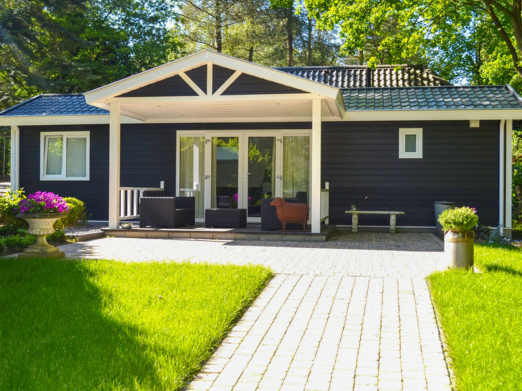 "Heuvelrug Cottage 4 persoons", 3-Zimmer-Landhaus 50 m2. Komfortabel eingerichtet: Wohn-/Esszimmer mit Esstisch, Flachbildschirm und CD. Ausgang zur Terrasse. 1 grosses Zimmer mit 1 Doppelbett. 1 Zimm..