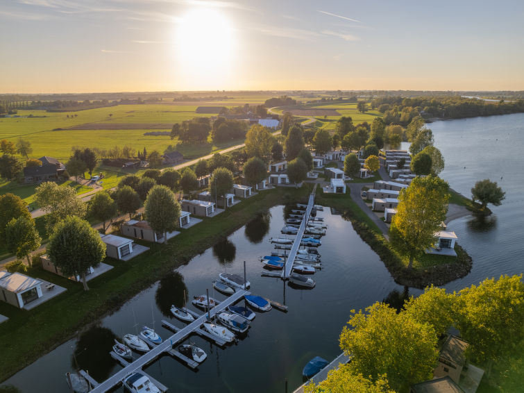 "Villa Maritiem aan het water", 3-Zimmer-Haus 55 m2. Komfortabel eingerichtet: Eingang. Wohn-/Esszimmer mit Esstisch und Flachbildschirm. Ausgang zur Terrasse. 2 Doppelzimmer, jedes Zimmer mit 2 Bette..