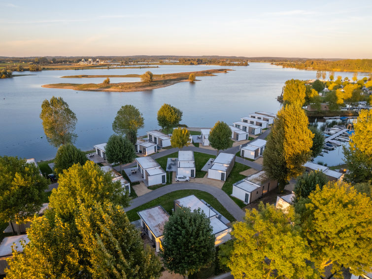 "Villa Maritiem", 3-Zimmer-Haus 55 m2. Komfortabel eingerichtet: Eingang. Wohn-/Esszimmer mit Esstisch und Flachbildschirm. Ausgang zur Terrasse. 2 Doppelzimmer, jedes Zimmer mit 2 Betten und Flachbil..