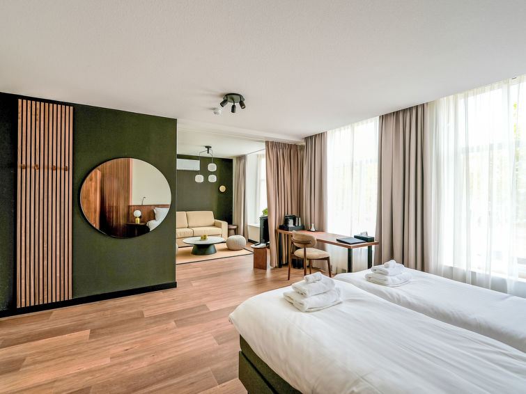 "Boutique Room", studio 1-kamer 36 m2 op de 1e verdieping. Het objekt is geschikt voor 2 volwassenen + 2 kinderen. Volledig gerenoveerd in 2025, comfortabel ingericht: Studio met 2 bedden, 1 2-pers di..