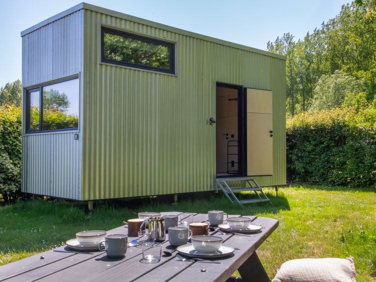 Chalet 2-kamers 15 m2. Zeer modern en gezellig ingericht: kleine woon-/eetkamer met 2 bedden (70 cm, lengte 200 cm). Kleine, open keuken (2 inductiekookplaten, waterkoker, diepvriezer). Douche/WC. Ele..