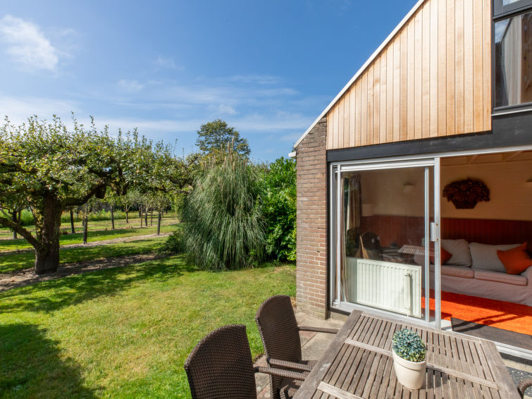 "Buitenplaats Schouwen nr 86", huis in een rij 4-kamers 68 m2 op 2 verdiepingen, op het zuiden gelegen. Open woon-/eetkamer met TV en internationale TV-zenders. Uitgang naar de tuin, naar het terras. ..