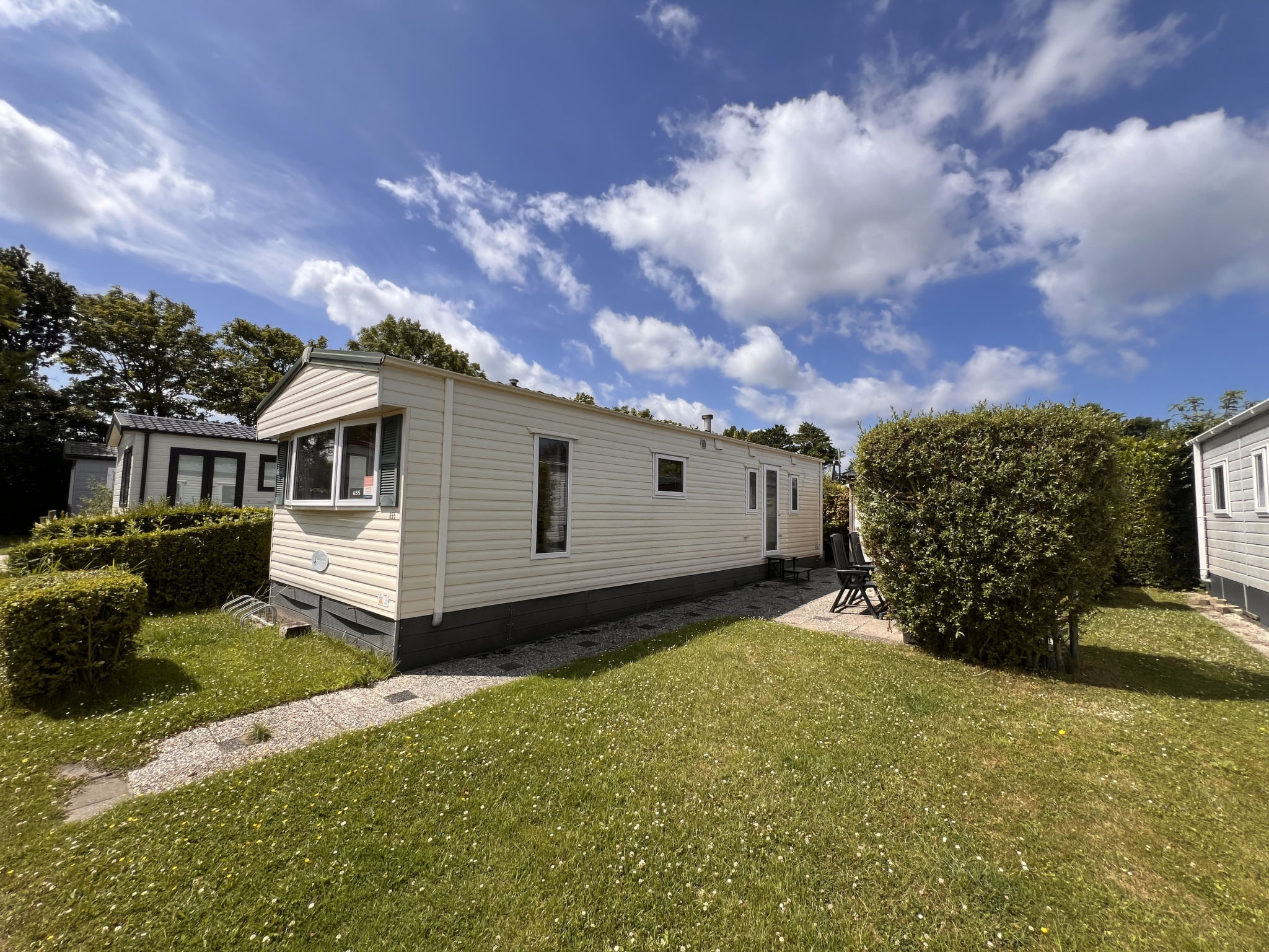 Ontdek dit chalet op Camping de Zandput in het charmante Vrouwenpolder! Perfect voor gezinnen en kleine groepen, biedt deze accommodatie ruimte aan maximaal 4 personen met 2 slaapkamers en een comfort..