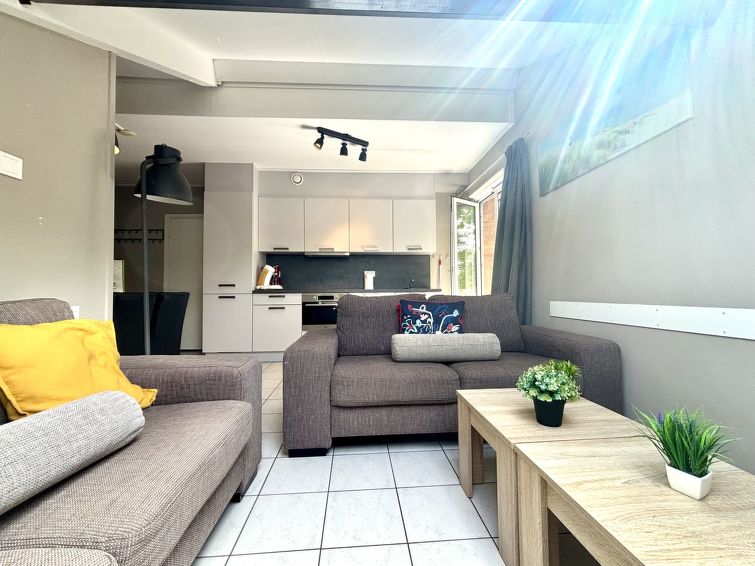 "Boszicht 4", appartement 3-kamers op de 1e verdieping. Gedeeltelijk gerenoveerd: woon-/eetkamer met TV. Uitgang naar het balkon. 2 2-pers. kamers, elke kamer heeft 2 bedden met douche/WC. Keuken (ove..