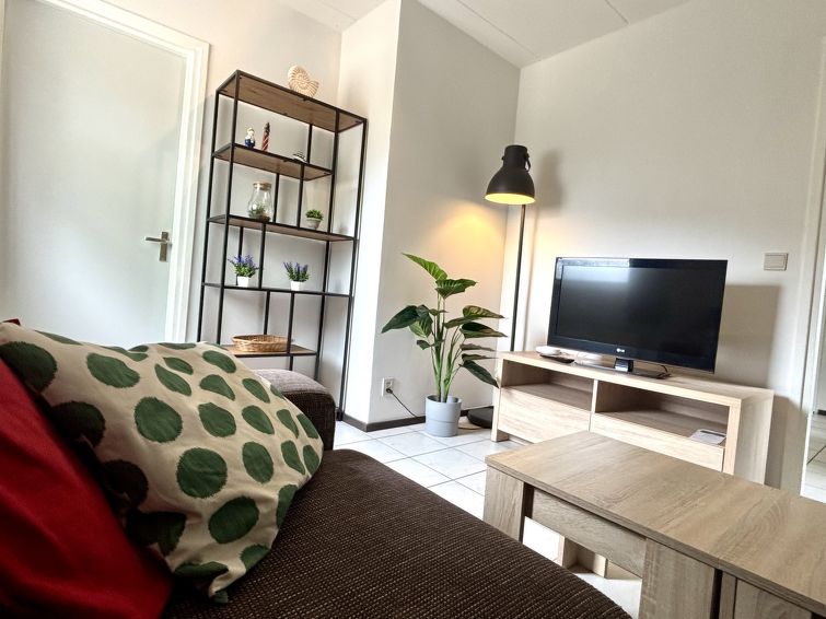 "Boszicht 5", appartement 2-kamers op de begane grond. Gedeeltelijk gerenoveerd: woon-/eetkamer met TV. 1 2-pers. kamer met 2 bedden (80 cm, lengte 200 cm) met douche/WC. Keuken (oven, afwasmachine, 4..