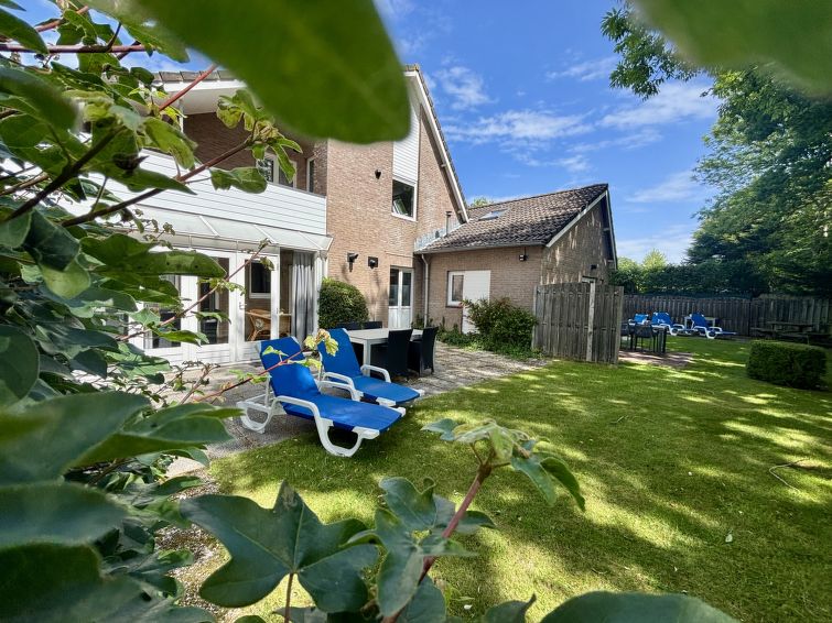 "Boszicht Group", huis 13-kamers op 2 verdiepingen. Het objekt is geschikt voor 14 volwassenen + 6 kinderen. Ruim, gedeeltelijk gerenoveerd, comfortabel en gezellig ingericht: met 20 bedden (80 cm, le..