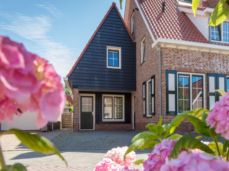 Huis in een rij 3-kamers 60 m2 op 2 verdiepingen. Mooi en stijlvol ingericht: woonkamer met TV. Uitgang naar de tuin, naar het terras. Keuken (afwasmachine, 4 inductiekookplaten, broodrooster, diepvri..