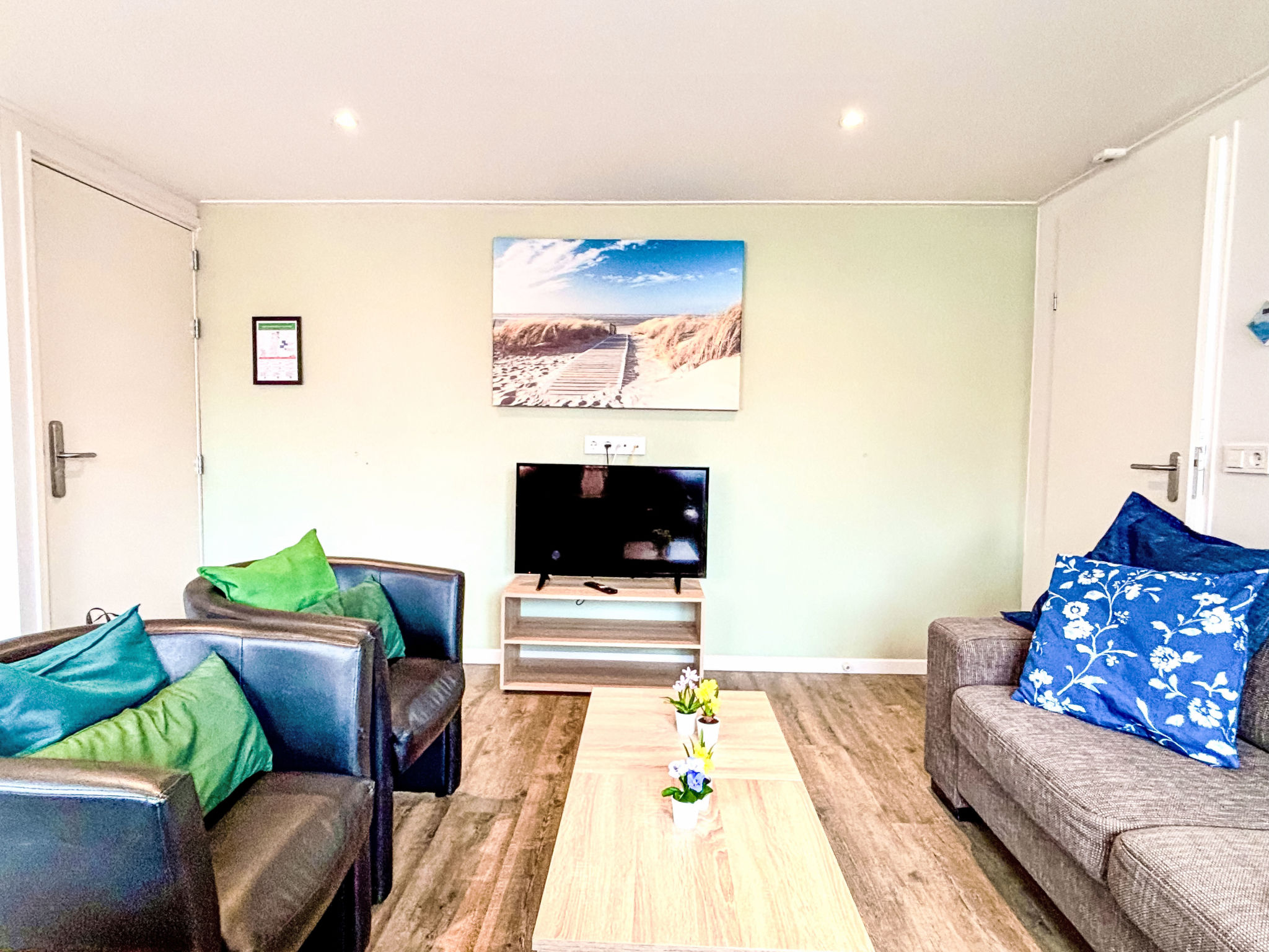 "Beach House Westkapelle 105.4", 4-Zimmer-Wohnung im 1. Stock. Komfortabel eingerichtet: Eingang. Ausgang zur Terrasse. Wohn-/Esszimmer mit Esstisch und TV. 2 Zimmer, jedes Zimmer mit 2 Betten (80 cm,..