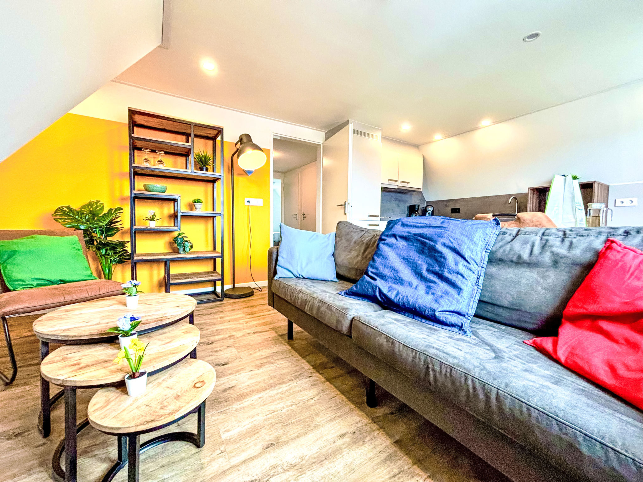 "Beach House Westkapelle 107.6", appartement 3-kamers op de 2e verdieping. Het objekt is geschikt voor 2 volwassenen + 2 kinderen. Volledig gerenoveerd in 2024, mooi en modern ingericht: open woon-/ee..