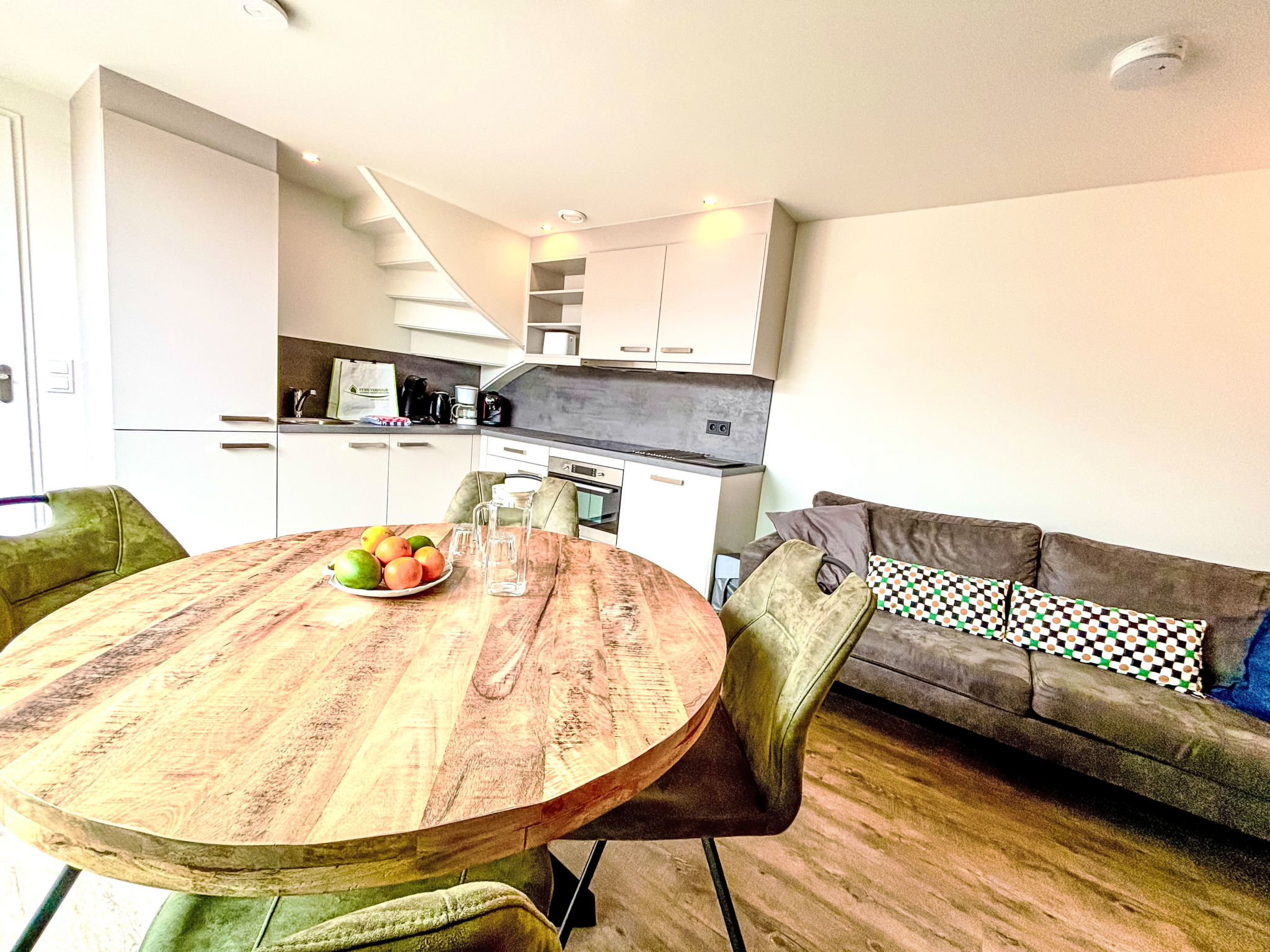 "Beach House Westkapelle 103B", huis in een rij 3-kamers. Ruim, volledig gerenoveerd in 2024, comfortabel en mooi ingericht: woon-/eetkamer met TV en air-conditioning. Uitgang naar het terras. Open ke..