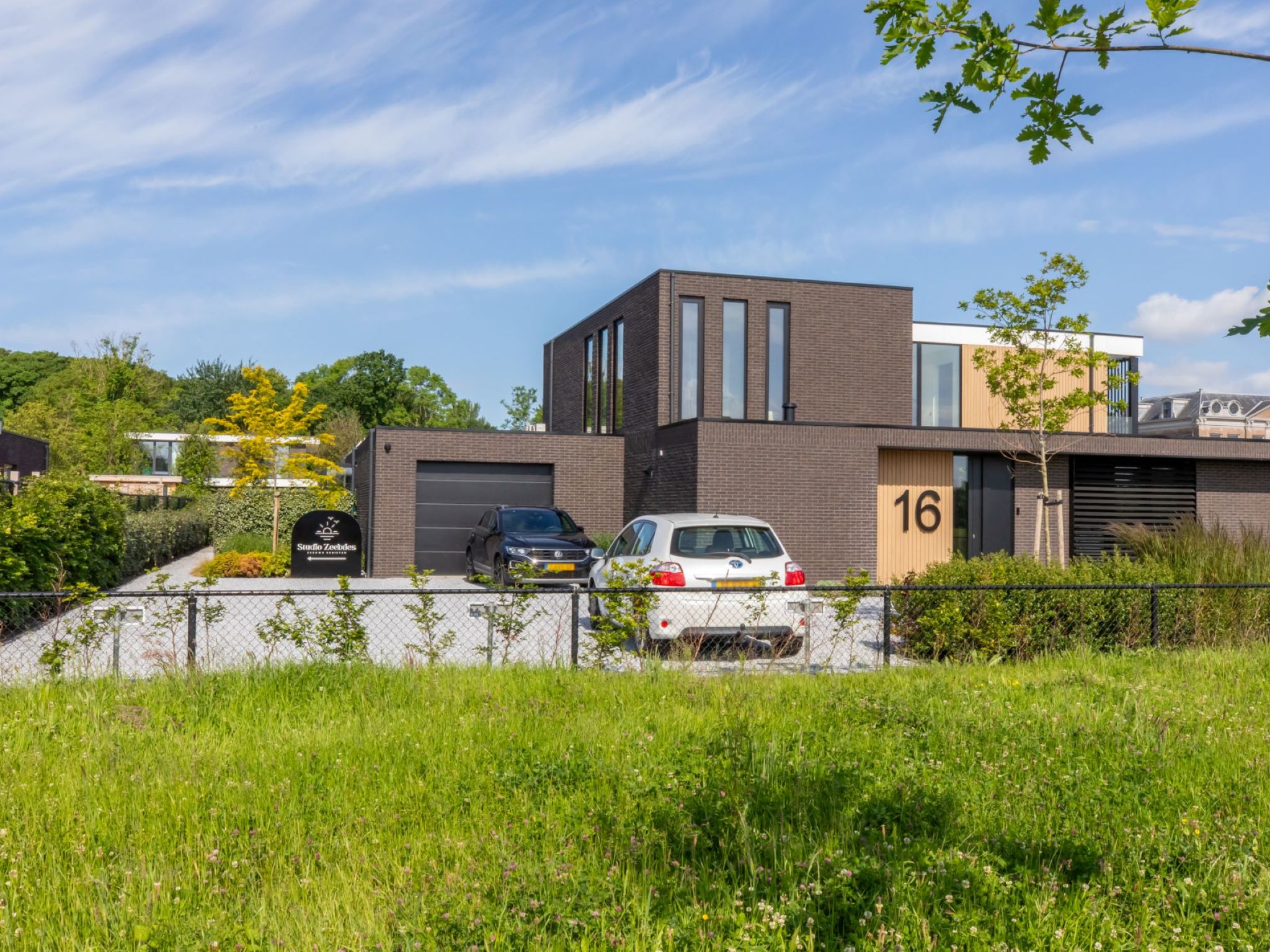 "Zee", 1-Zimmer-Studio 22 m2. Komfortabel eingerichtet: Wohn-/Schlafzimmer mit 1 Doppelbett (180 cm, Länge 210 cm), TV. Ausgang zur Terrasse. Kleine Küche (Geschirrspüler, Wasserkocher, elektrische..