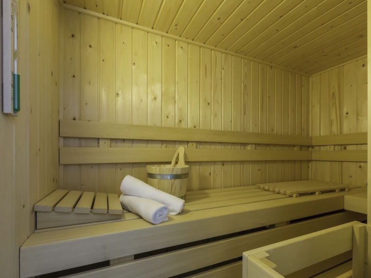 "Dishoek Dunes Residence & Sauna", appartement 4-kamers op de bovenverdieping. Het objekt is geschikt voor 6 volwassenen. Ruim en licht: Bovenverdieping: woon-/eetkamer met open haard en TV. 1 2-pers...