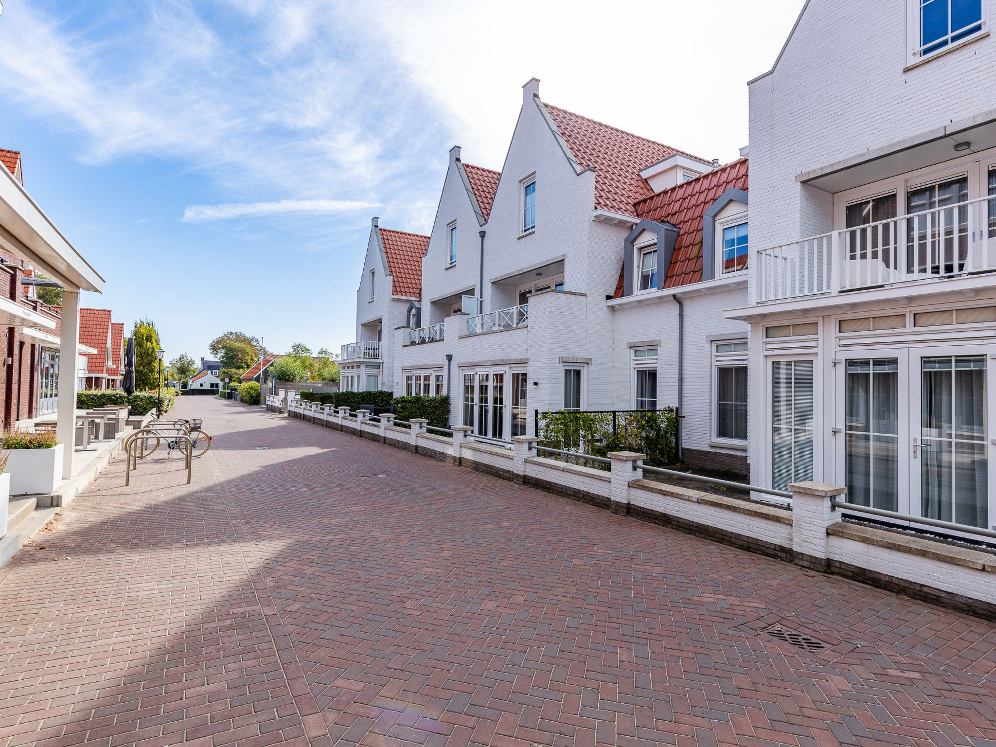 <P>Duinhof Dishoek; uniek gelegen aan de voet van duinovergang Dishoek vindt u dit splinternieuwe luxe en sfeervolle 6-persoonsappartement. Het appartement is van alle gemakken voorzien voor een zorge..