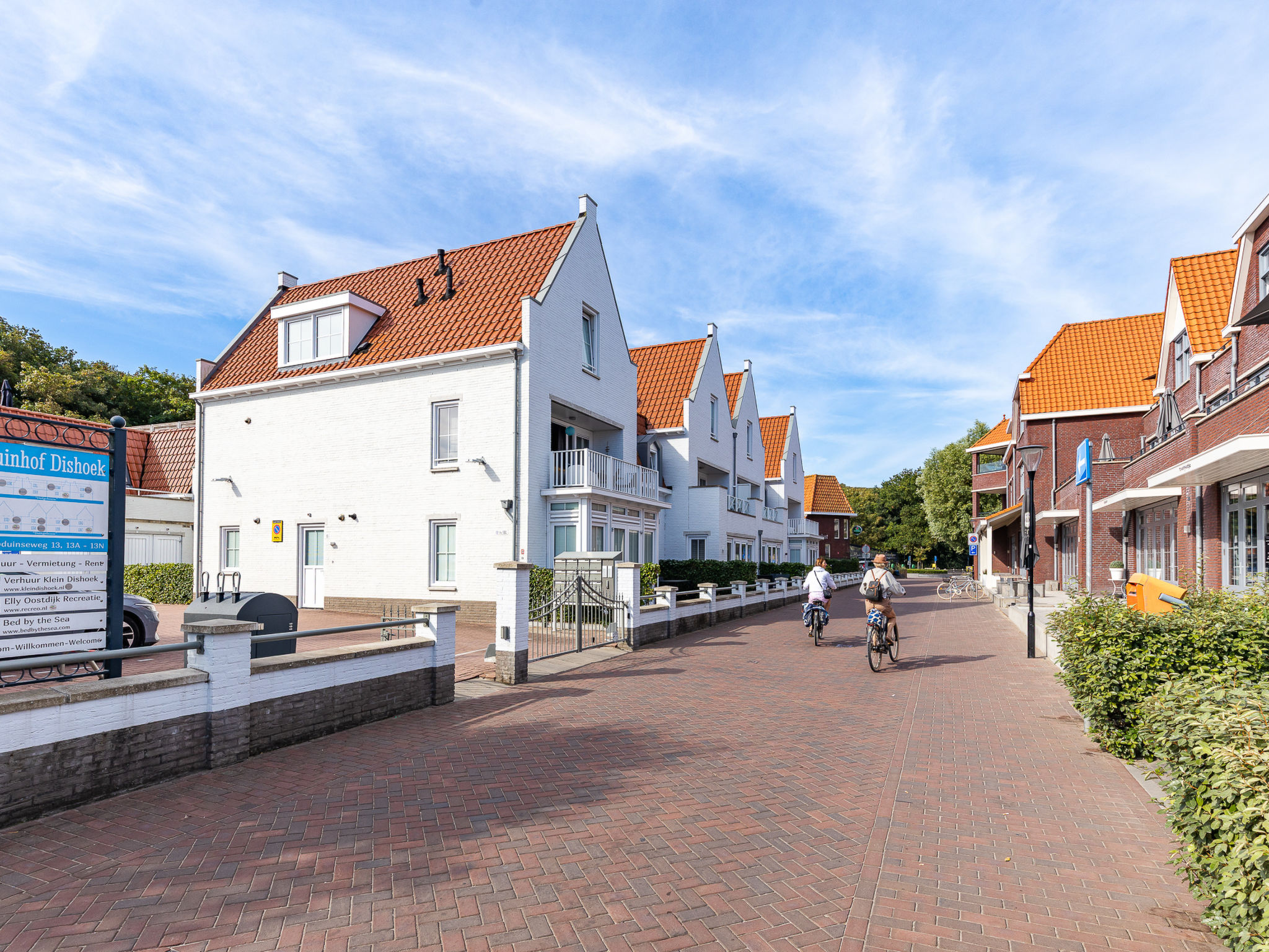 <P>Duinhof Dishoek; uniek gelegen aan de voet van duinovergang Dishoek vindt u dit splinternieuwe luxe en sfeervolle 6-persoonsappartement. Het appartement is van alle gemakken voorzien voor een zorge..