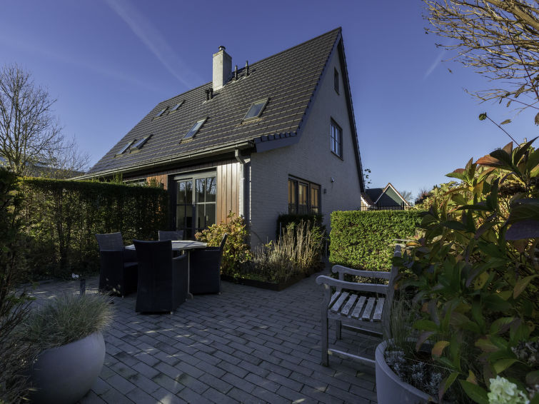 "Borné", appartement 2-kamers 40 m2, op de begane grond. Licht: kleine, open woon-/eetkamer met TV en internationale TV-zenders. 1 2-pers. kamer met 2 bedden. Open keuken (4-pits kookplaat, magnetron..