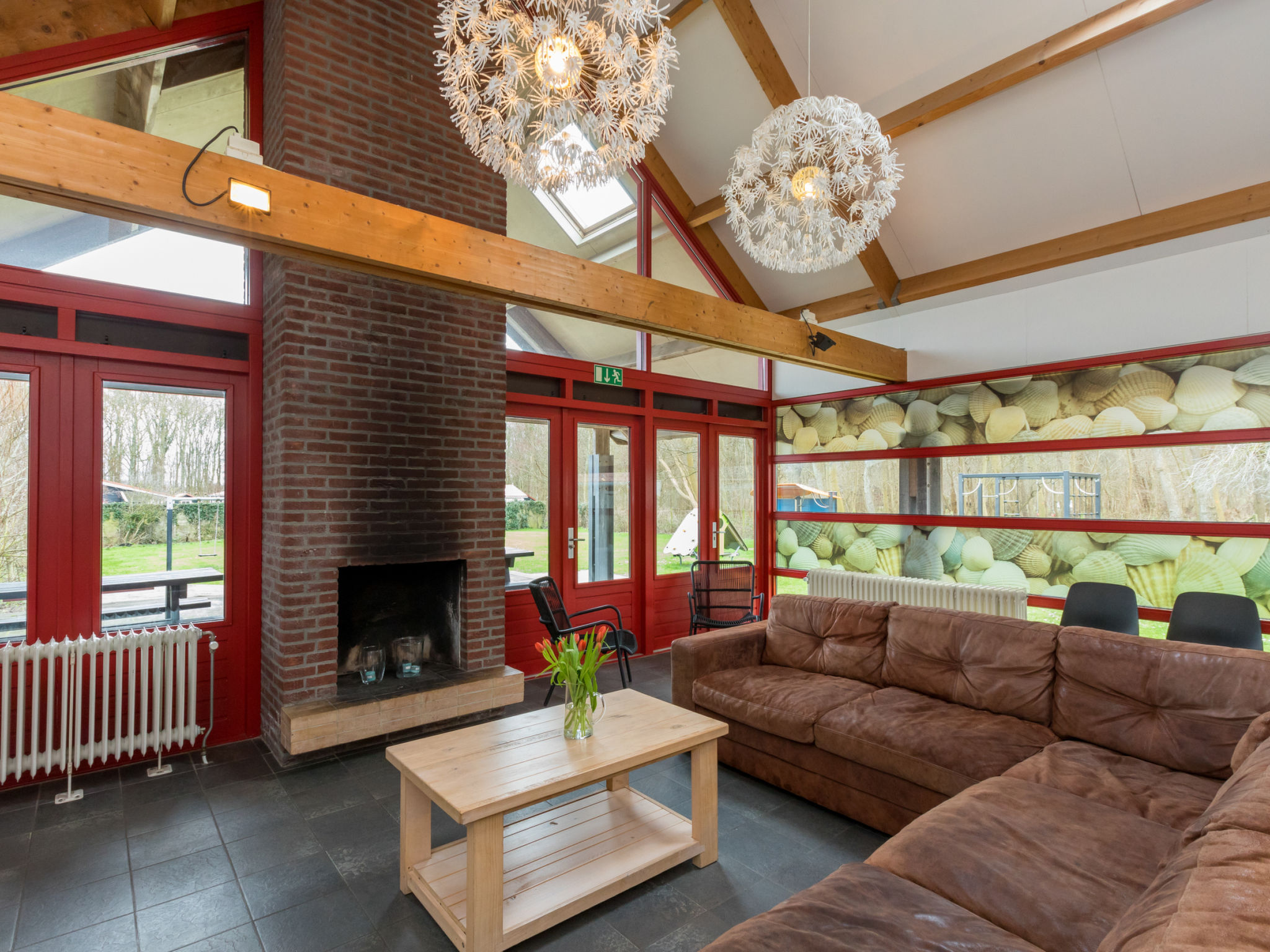 <P><Br />Dit vakantiehuis nodigt uit om in alle rust, maar toch ook dichtbij het centrum van Zoutelande vakantie te vieren. Het huis staat afgeschermd van de doorgaande weg. De woonkamer met open keuk..