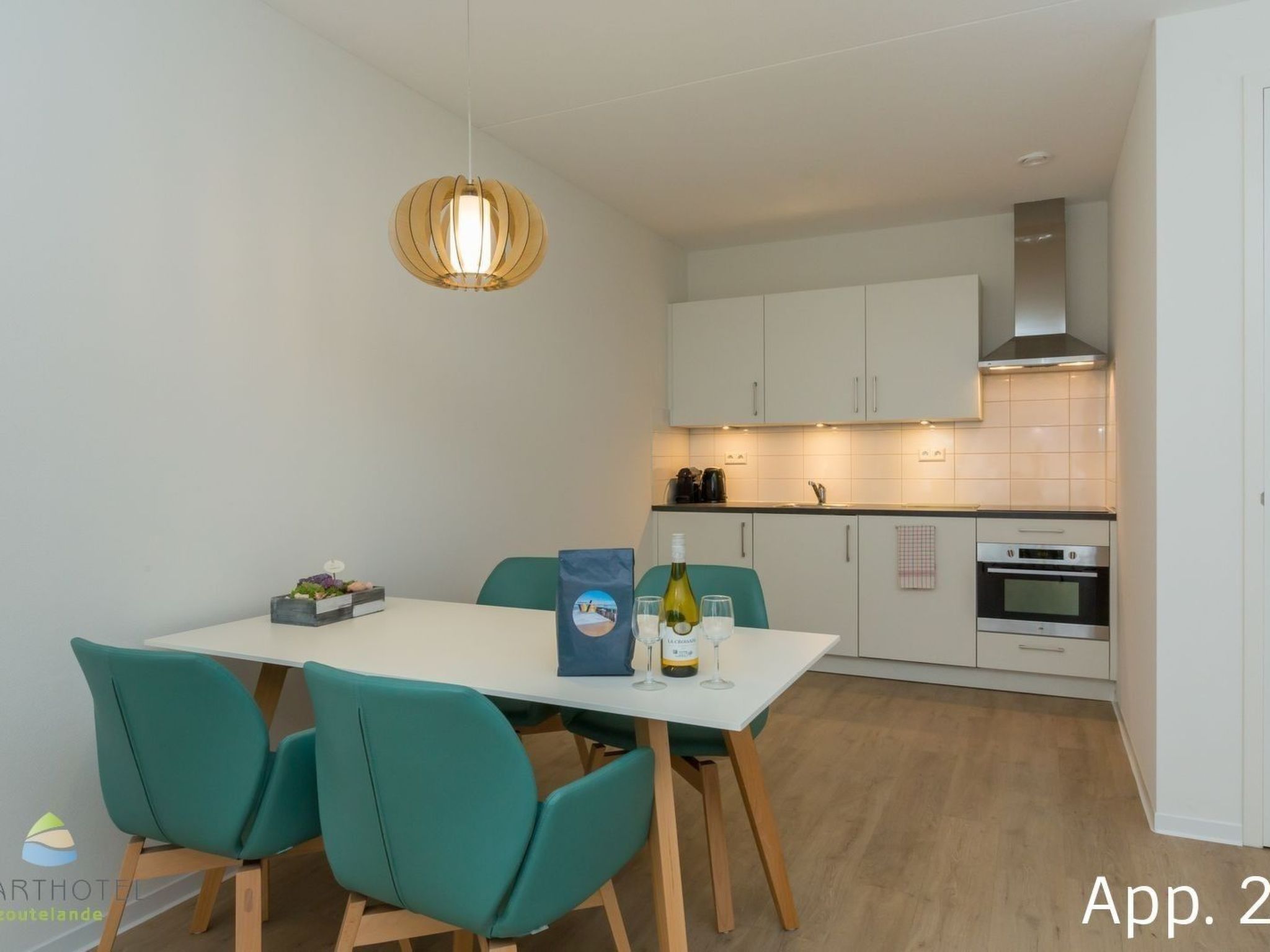 Accommodatie
<P>Vakantie vieren in luxe en comfort. Deze 4-persoonsappartementen staan garant voor een heerlijke vakantie. Via de hal betreedt u het appartement. De woonkamer is ruim opgezet met een c..