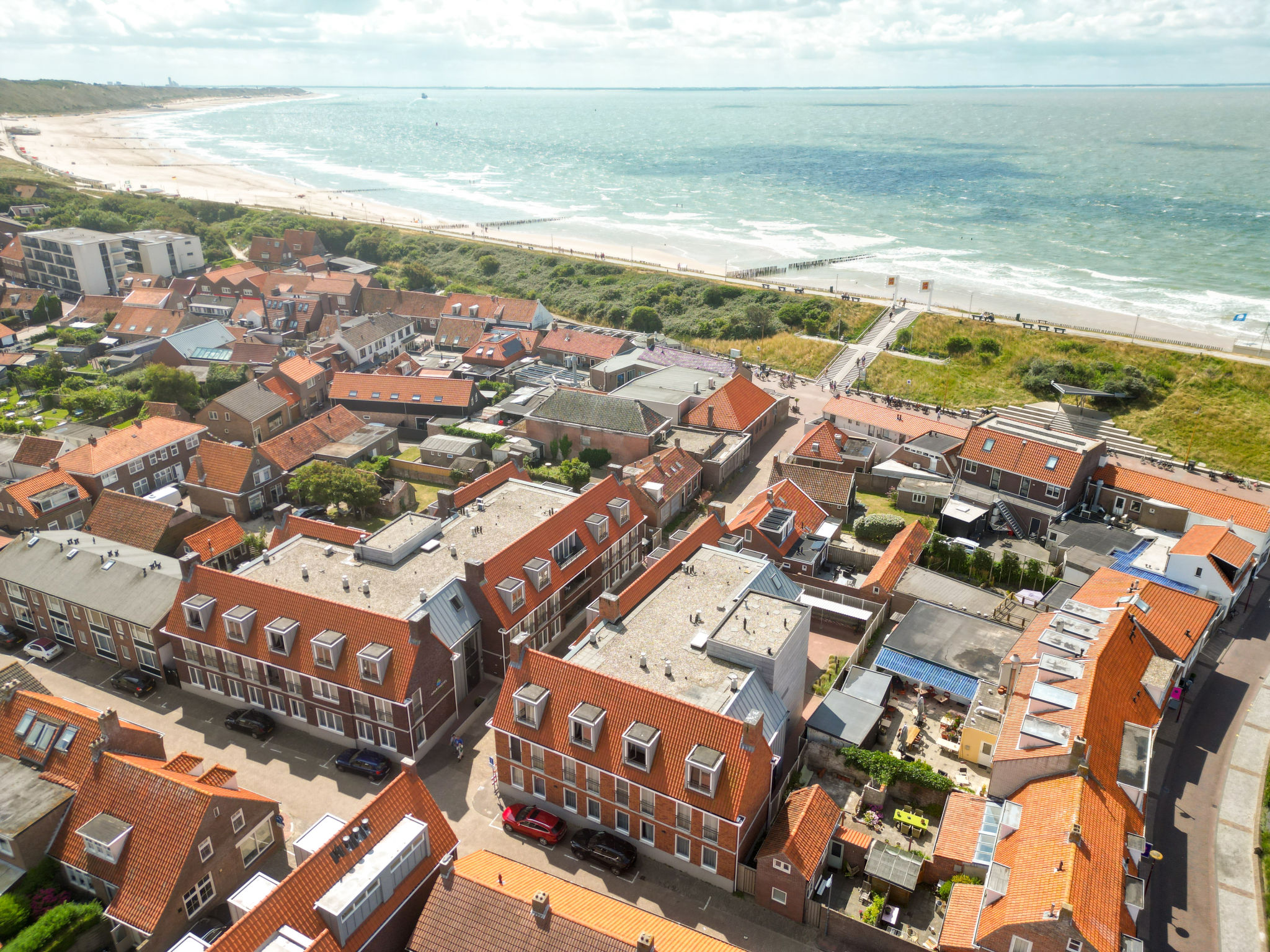 <P>Vakantie vieren in luxe en comfort op loopafstand van zee en strand. Deze luxe 6-persoonsappartementen zijn voorzien van alle luxe.Via de entree met ruime berging betreedt u het appartement. De rui..