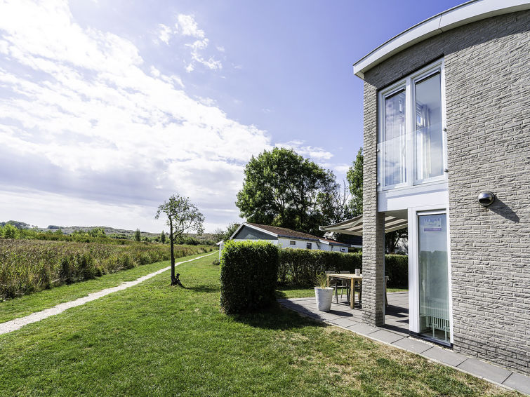 "Sand & Dunes nr. 32", bungalow 3-kamers. Licht, comfortabel ingericht: woonkamer met open haard (alleen decoratie), TV. Uitgang naar het terras. Open keuken (afwasmachine, 1 inductiekookplaten, water..