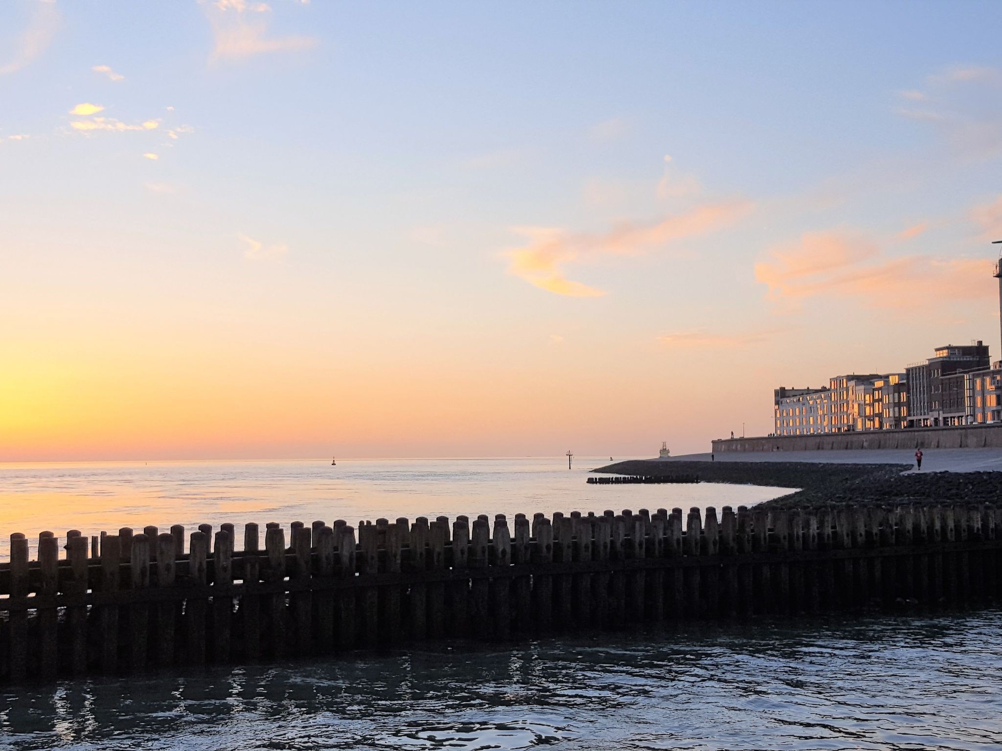 Ontdek de verborgen parel van Vlissingen, een moderne en sfeervolle studio die direct aan de zee gelegen is, met een adembenemend uitzicht op zee! Gelegen op de begane grond en zuidgericht, biedt deze..